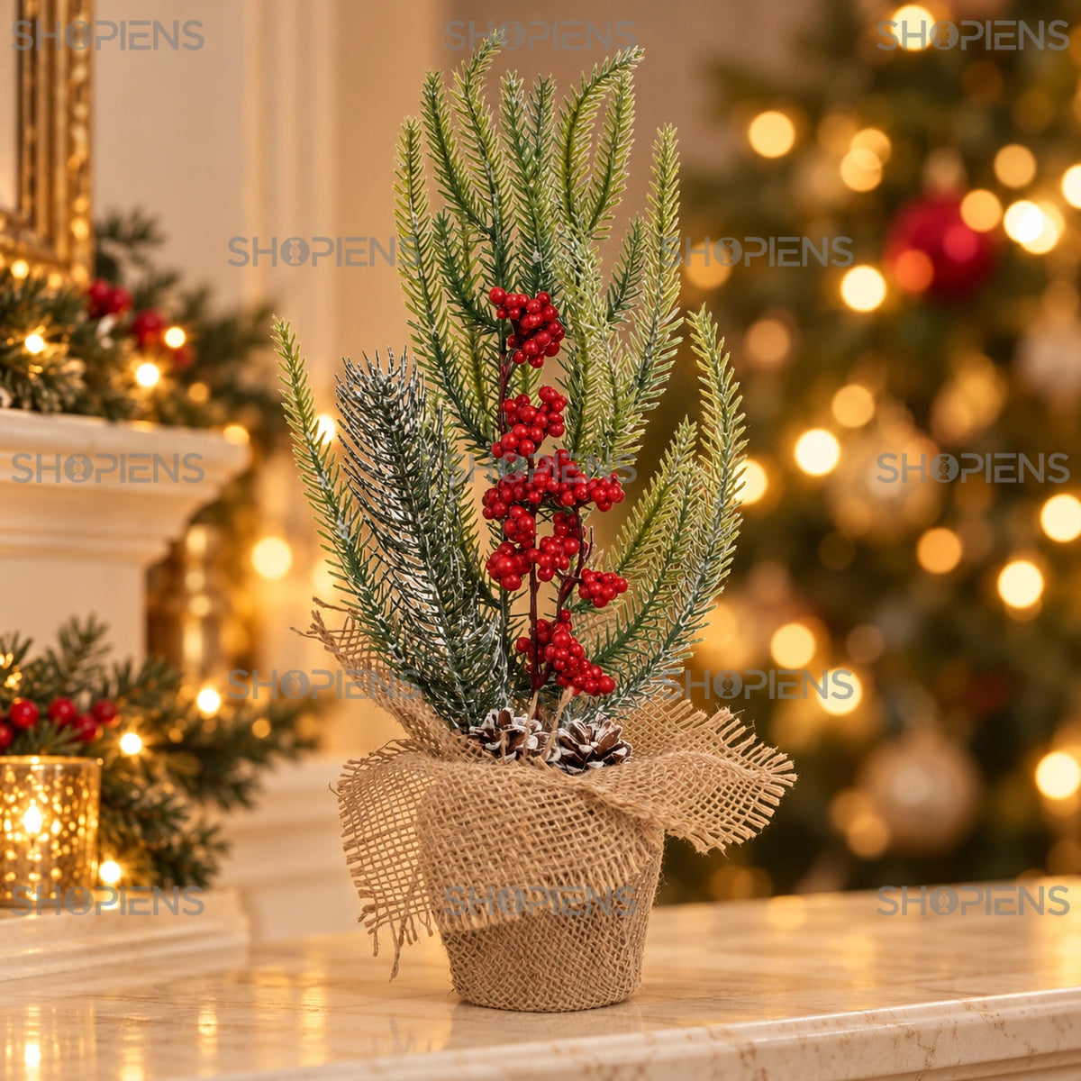 Aranjament cu fructe roșii și conuri în iută, 21 cm pe șemineu, într-un decor de seară cu lumini de Crăciun | Shopiens®
