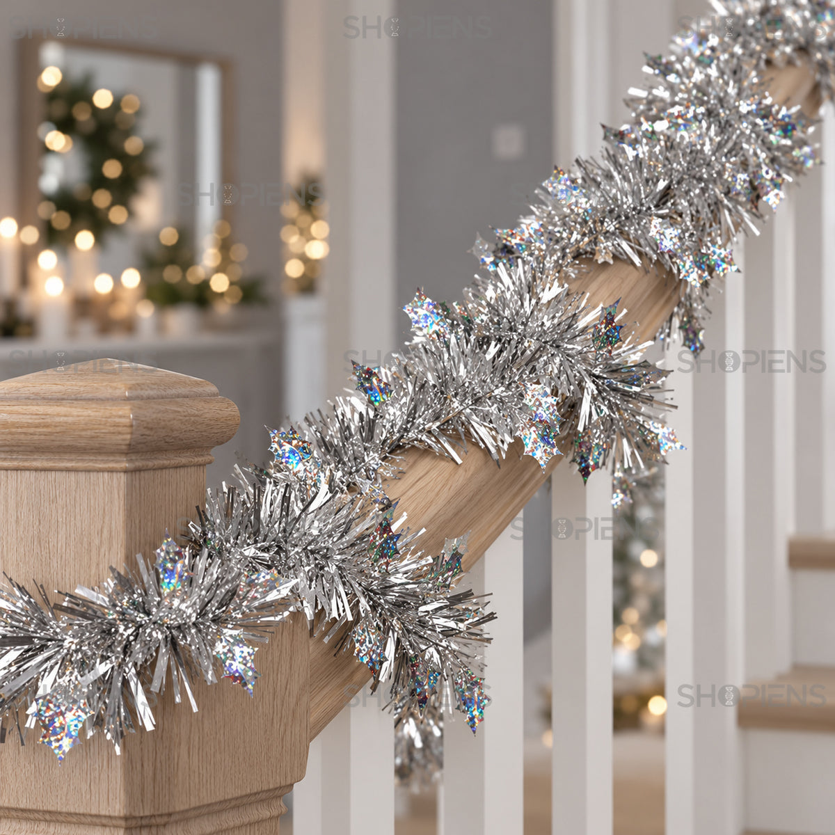 Beteală argintie cu inserții holografice, 3 m x 8 cm, detaliu al texturii și finisajului, decor neinclus | Shopiens®