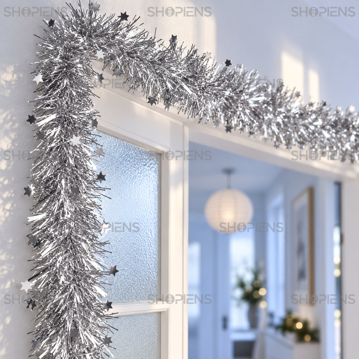 Beteală argintie tinsel cu steluțe, 3 m x 7 cm, detaliu al texturii și finisajului, decor neinclus | Shopiens®