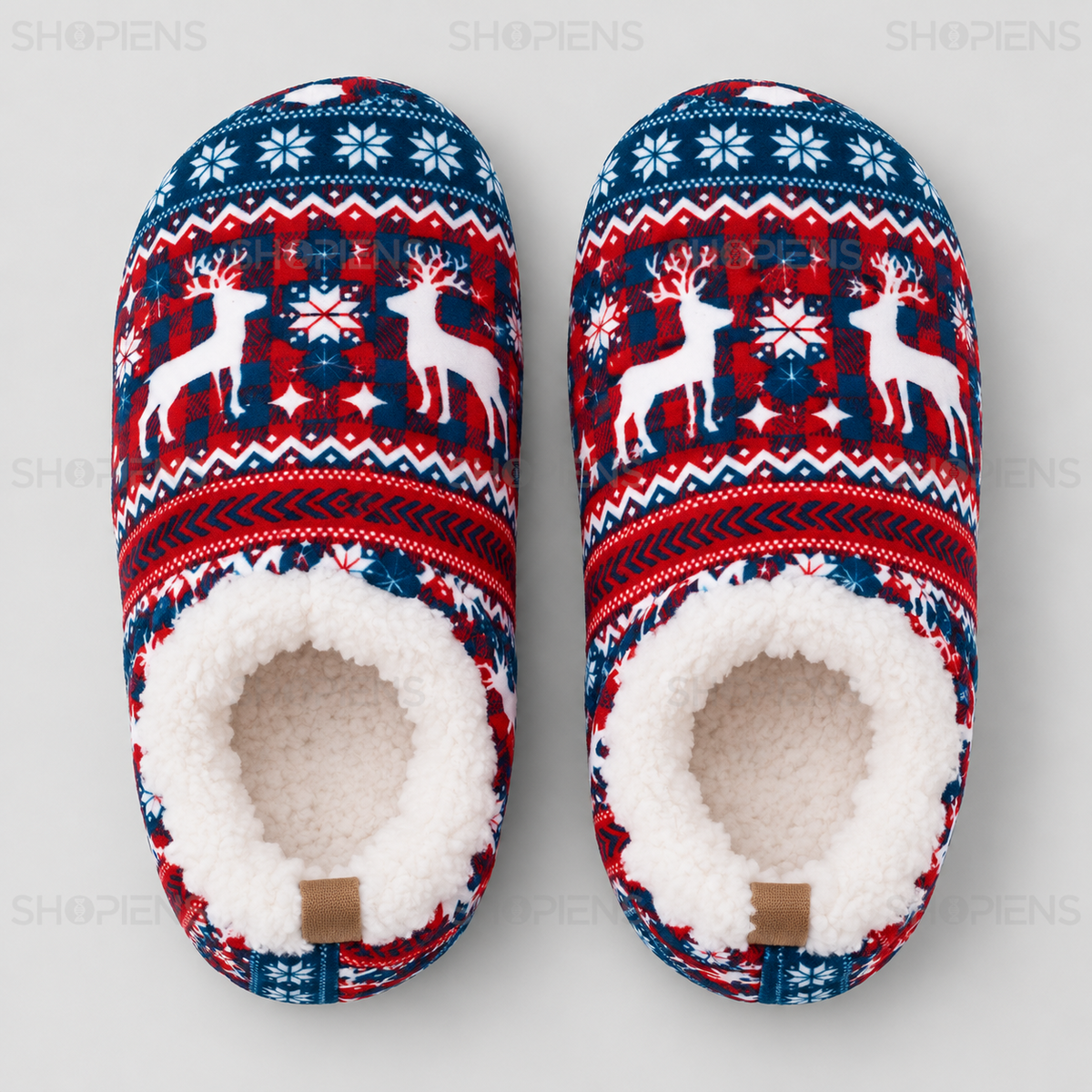 Botoși roșii în carouri cu reni și căptușeală sherpa, vedere de sus pe fundal gri deschis | Shopiens®