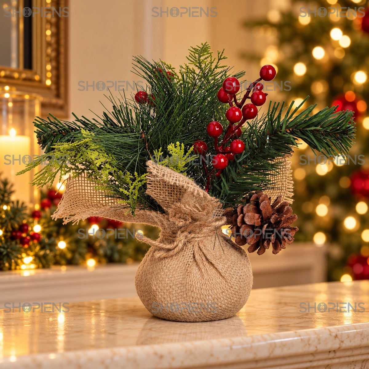Compoziție cu pin și con în săculeț cu fundă, 25 cm pe șemineu, într-un decor de seară cu lumini de Crăciun | Shopiens®