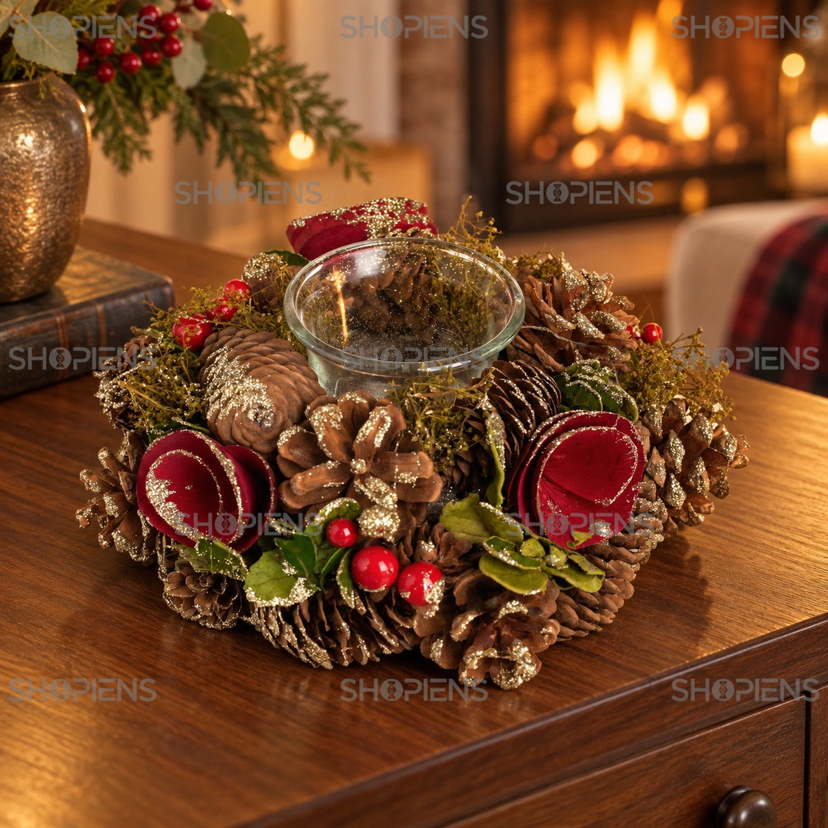 Coroniță pentru lumânare cu flori și conuri aurii în decor cald lângă șemineu | Shopiens®