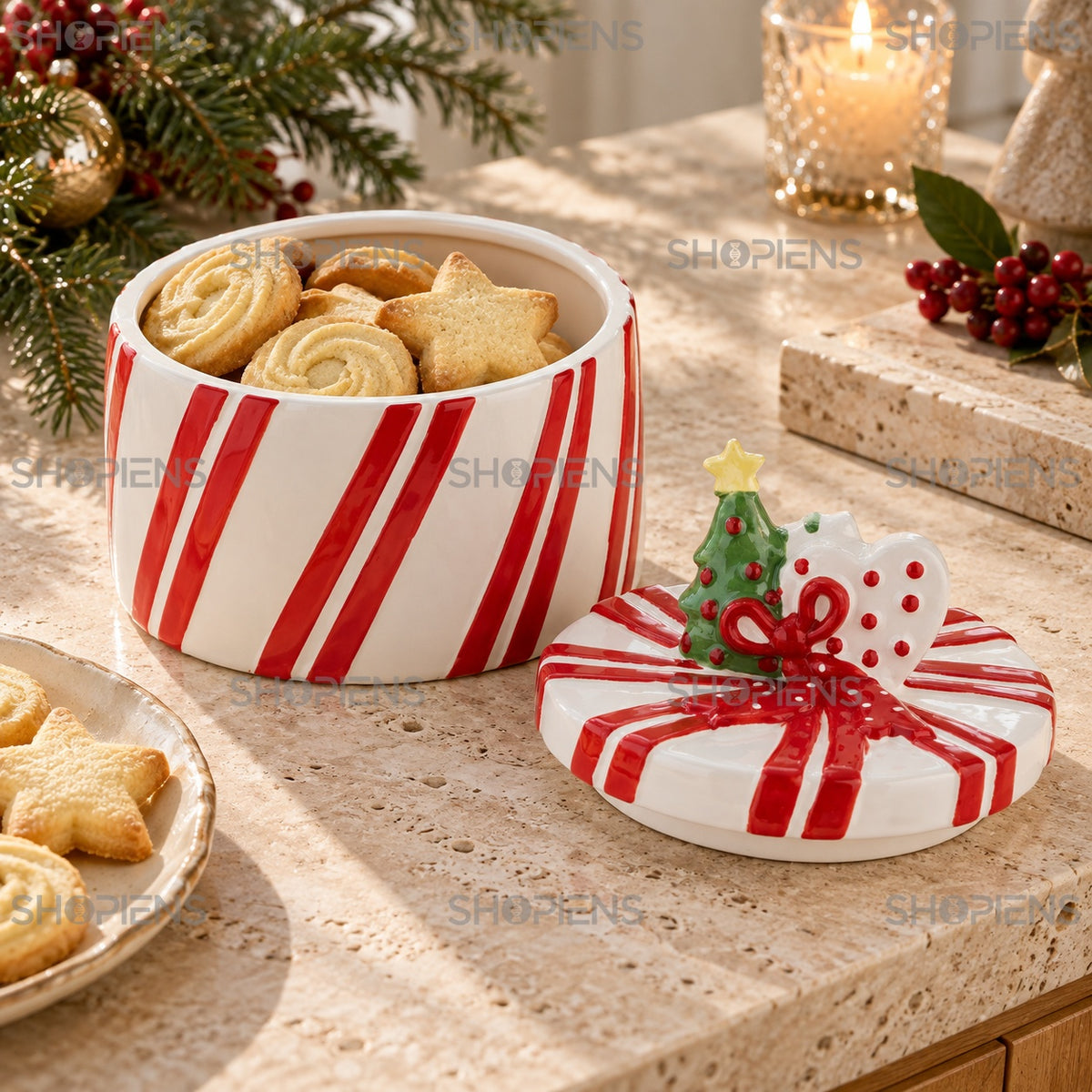 Cutie ceramică pentru biscuiți cu panglică și brad cu capacul deschis și dulciuri în interior