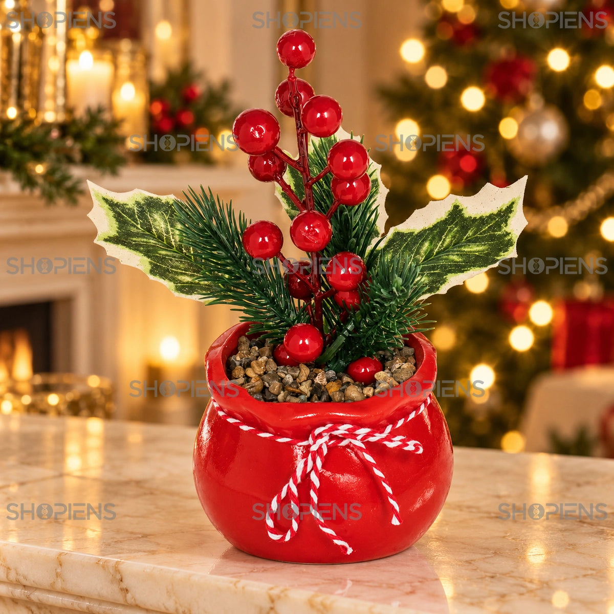 Ghiveci ceramic roșu cu ramuri și fructe, 20 cm pe șemineu, într-un decor de seară cu lumini de Crăciun | Shopiens®