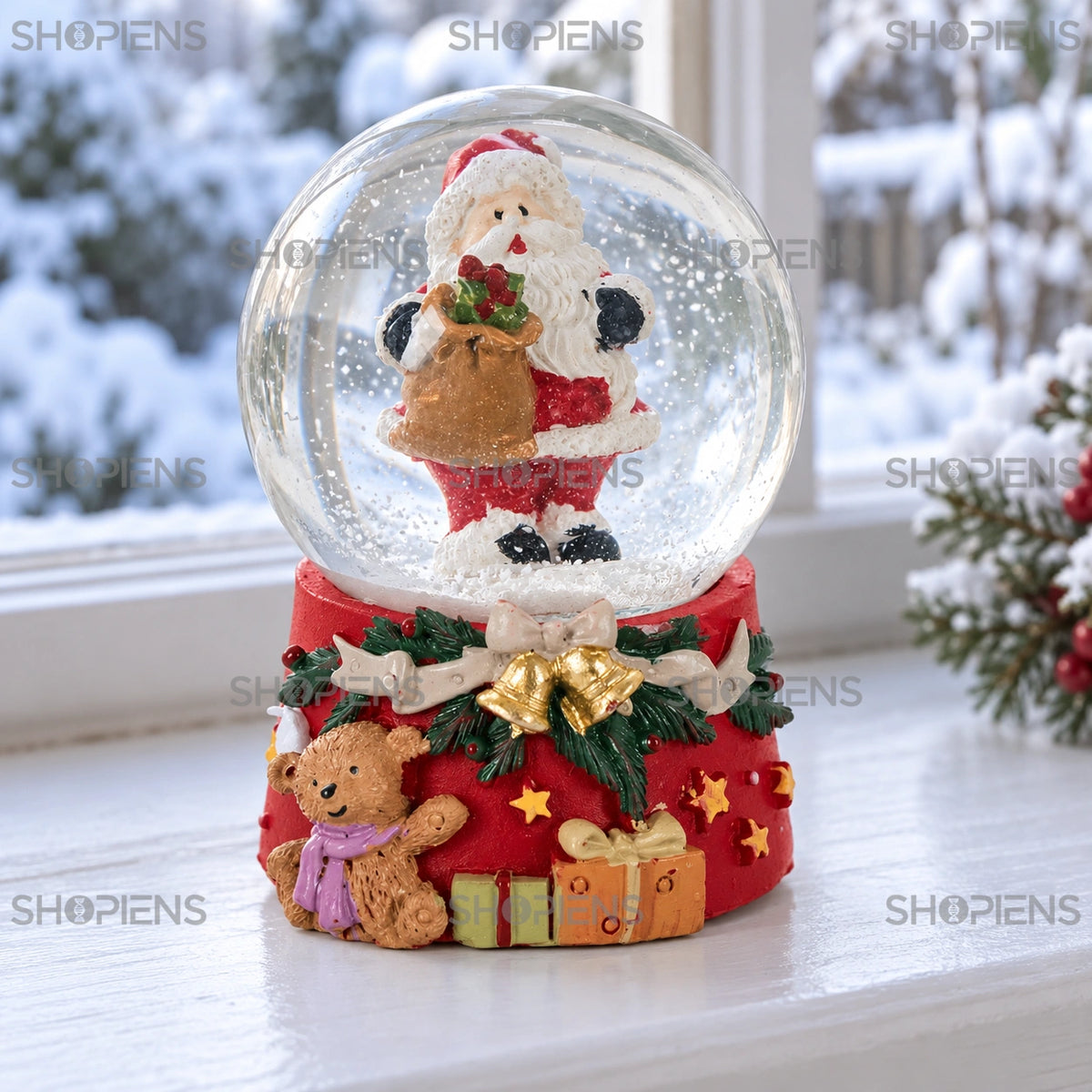 Moș Crăciun în glob cu bază roșie și cadouri, 6 cm lângă fereastră într-un decor de iarnă | Shopiens®
