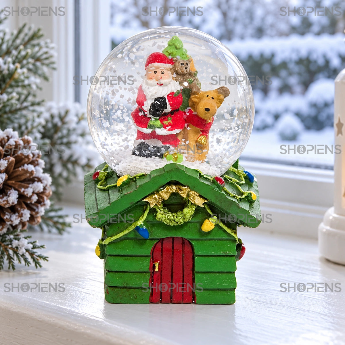 Glob cu Moșul și cerb pe căsuță verde, 6 cm lângă fereastră într-un decor de iarnă | Shopiens®