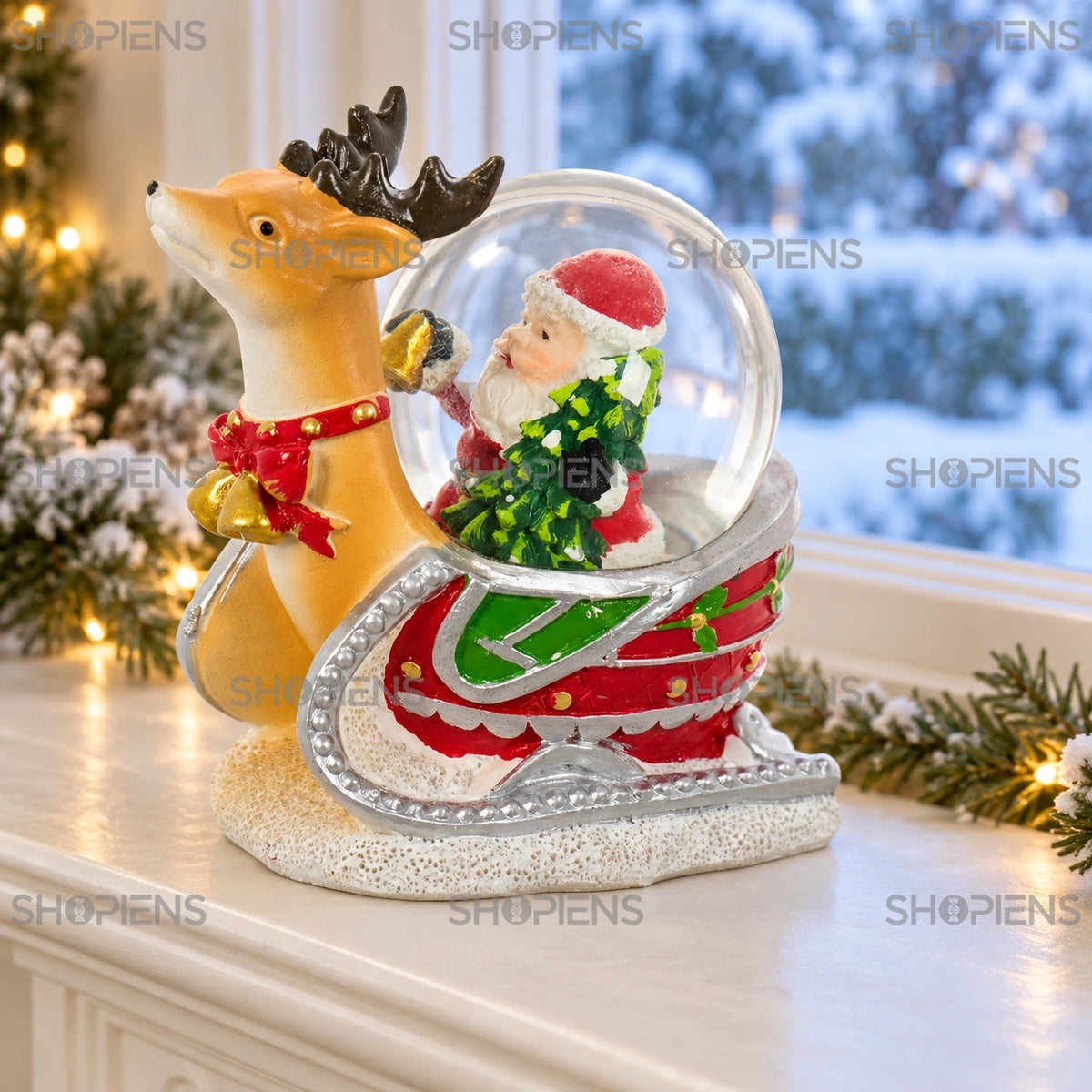 Sanie cu cerb și glob cu Moș Crăciun, 11 cm lângă fereastră, în lumină de iarnă | Shopiens®