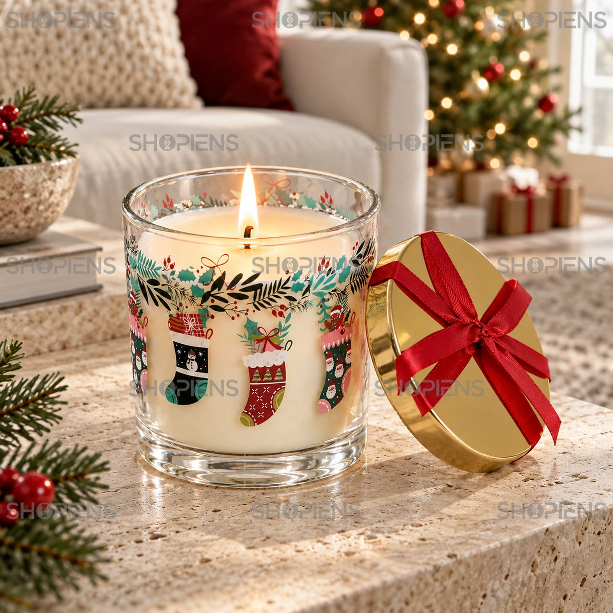Lumânare cu șosete de Crăciun aprinsă într-un decor festiv | Shopiens®