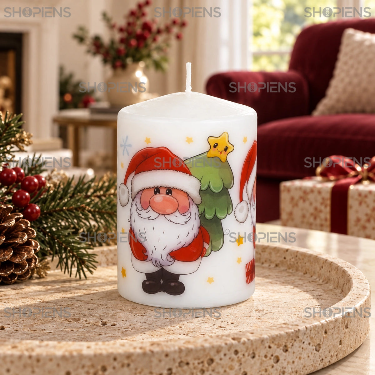 Lumânare decorativă cu imprimeu Moș Crăciun, 10,5 cm, pe o măsuță în living decorat de sărbători | Shopiens®