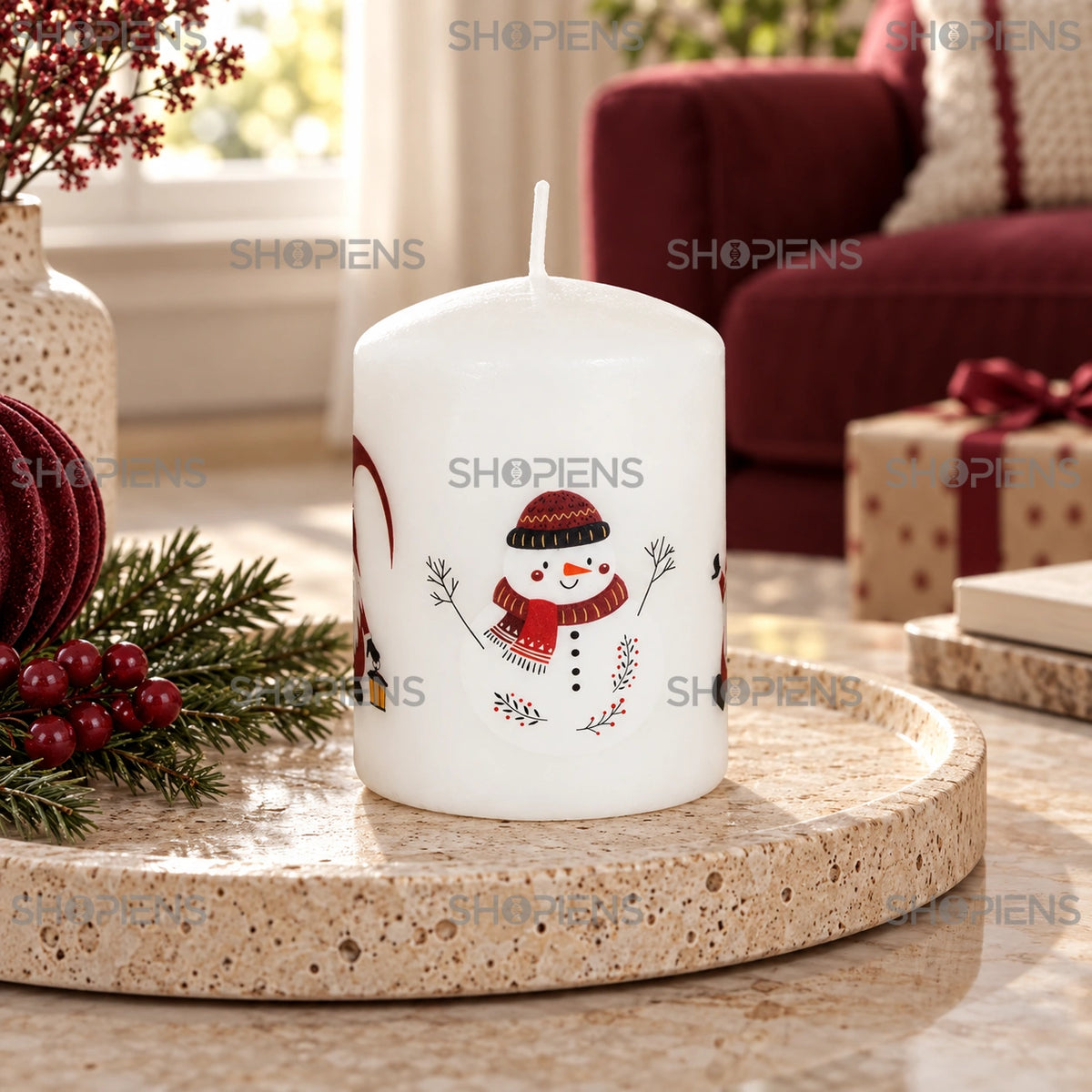 Lumânare albă cu om de zăpadă și gnomi, 8 cm, pe o măsuță în living decorat de sărbători | Shopiens®