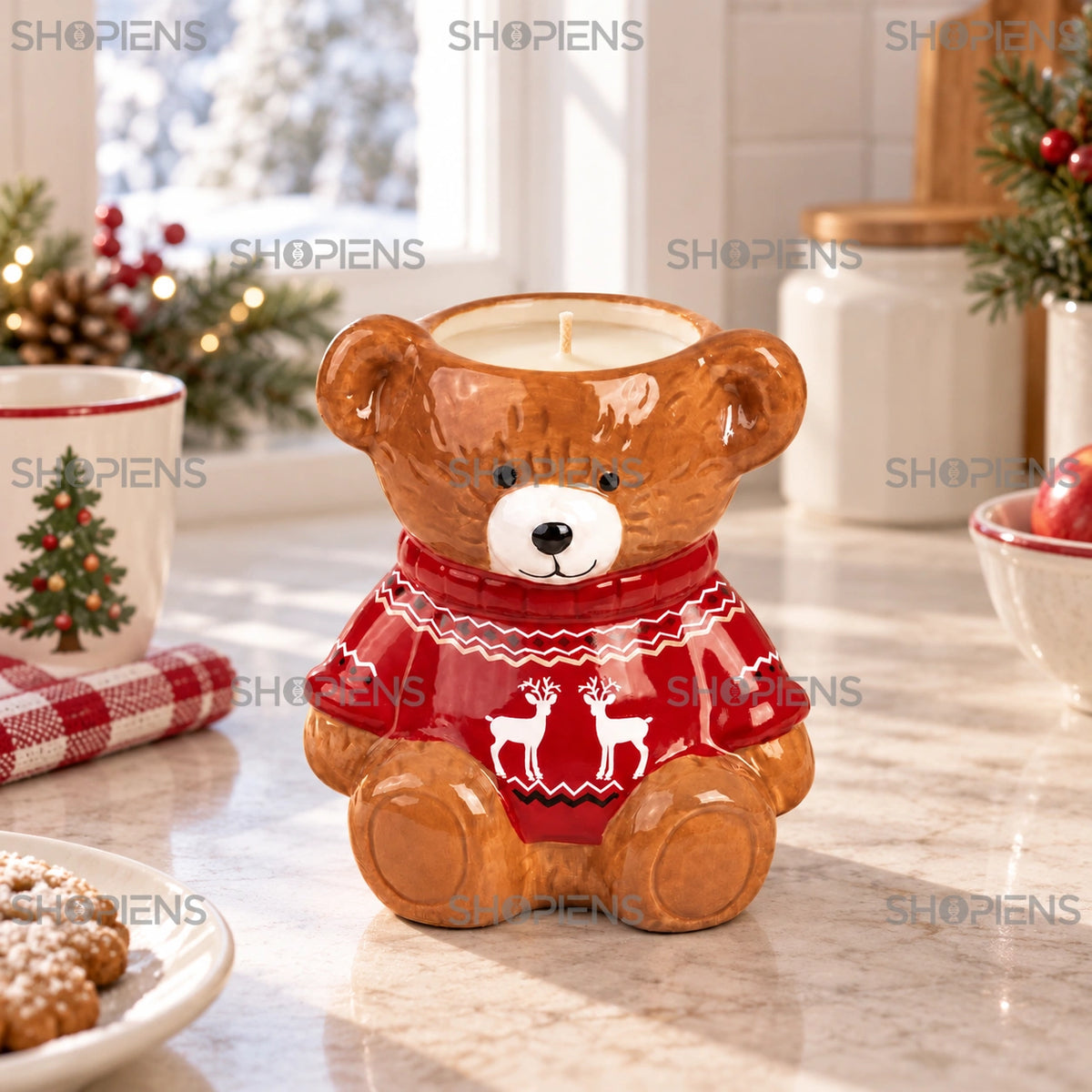 Lumânare cu vanilie în ursuleț ceramic cu pulover, lângă o fereastră într-un decor de iarnă | Shopiens®