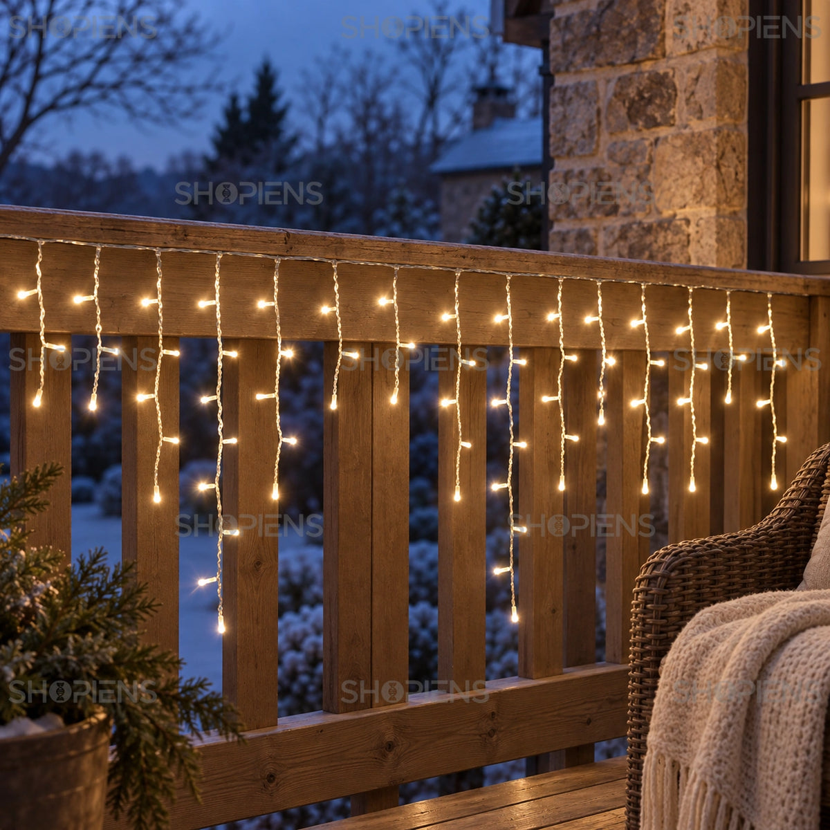 Țurțuri cu 100 LED-uri alb cald și cablu transparent, pe balustrada unei verande | Shopiens®