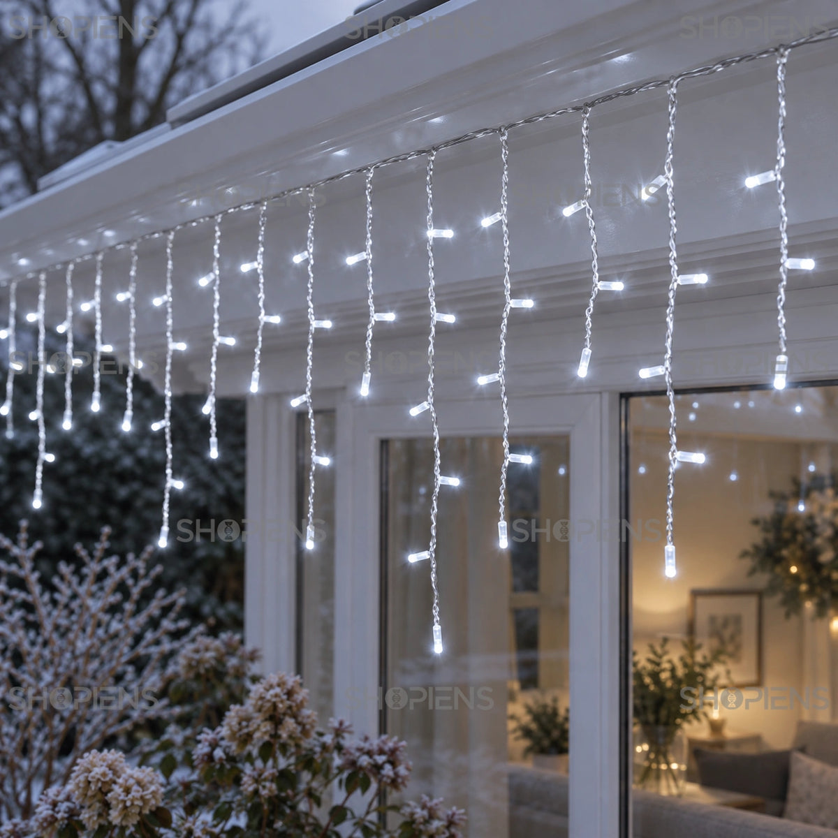Perdea cu 200 LED-uri alb rece și cablu transparent, într-o seră albă | Shopiens®