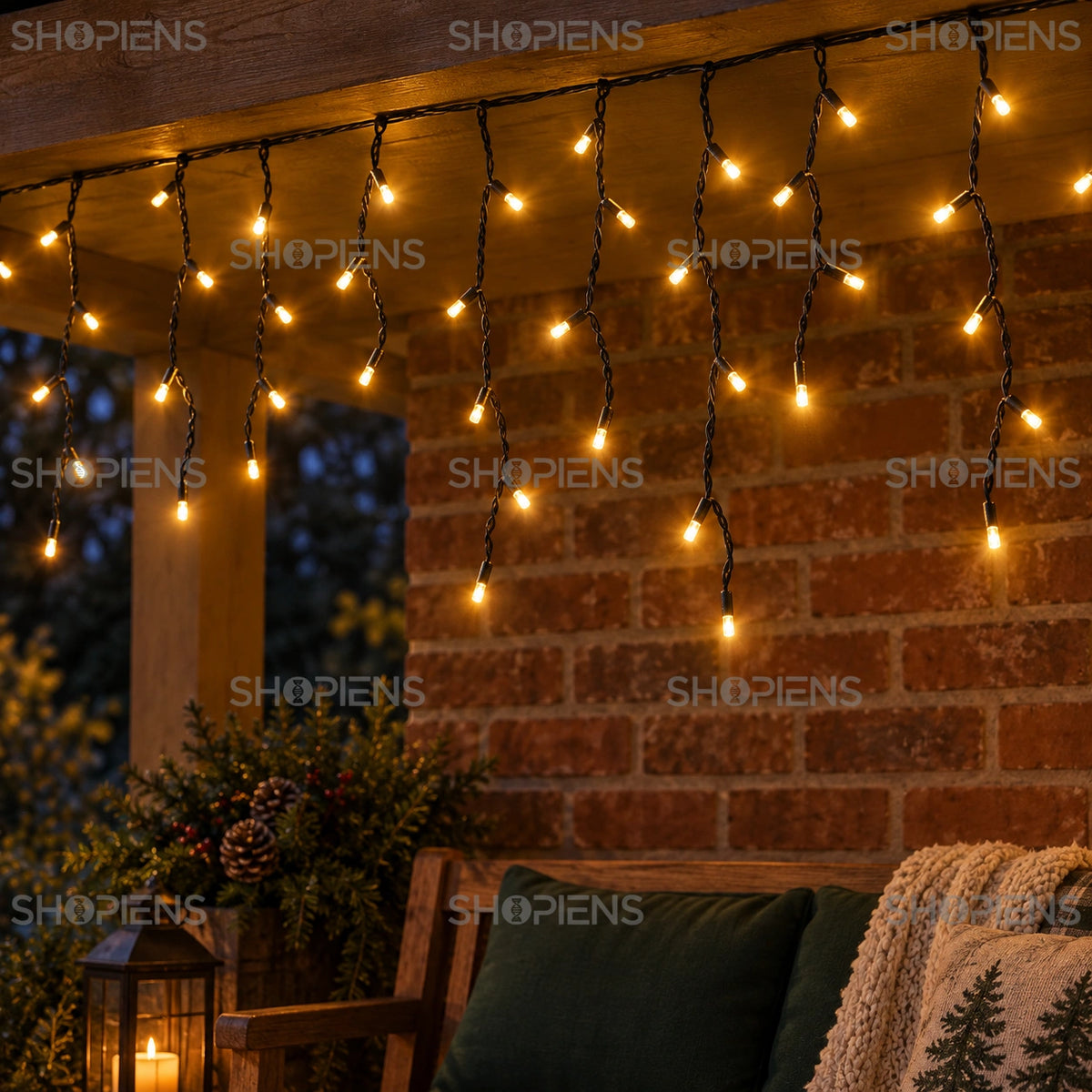 Perdea cu 200 LED-uri alb extra cald și cablu verde, pe grinda unei verande | Shopiens®