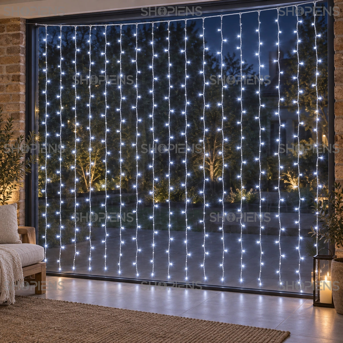 Perdea luminoasă alb rece într-o cameră vitrată cu pereți de cărămidă | Shopiens®