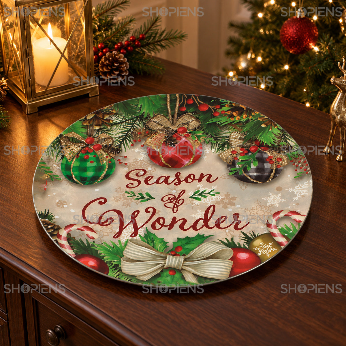 Platou decorativ din plastic cu globuri și fundă, Ø40 cm, în decor de Crăciun, decor neinclus | Shopiens®