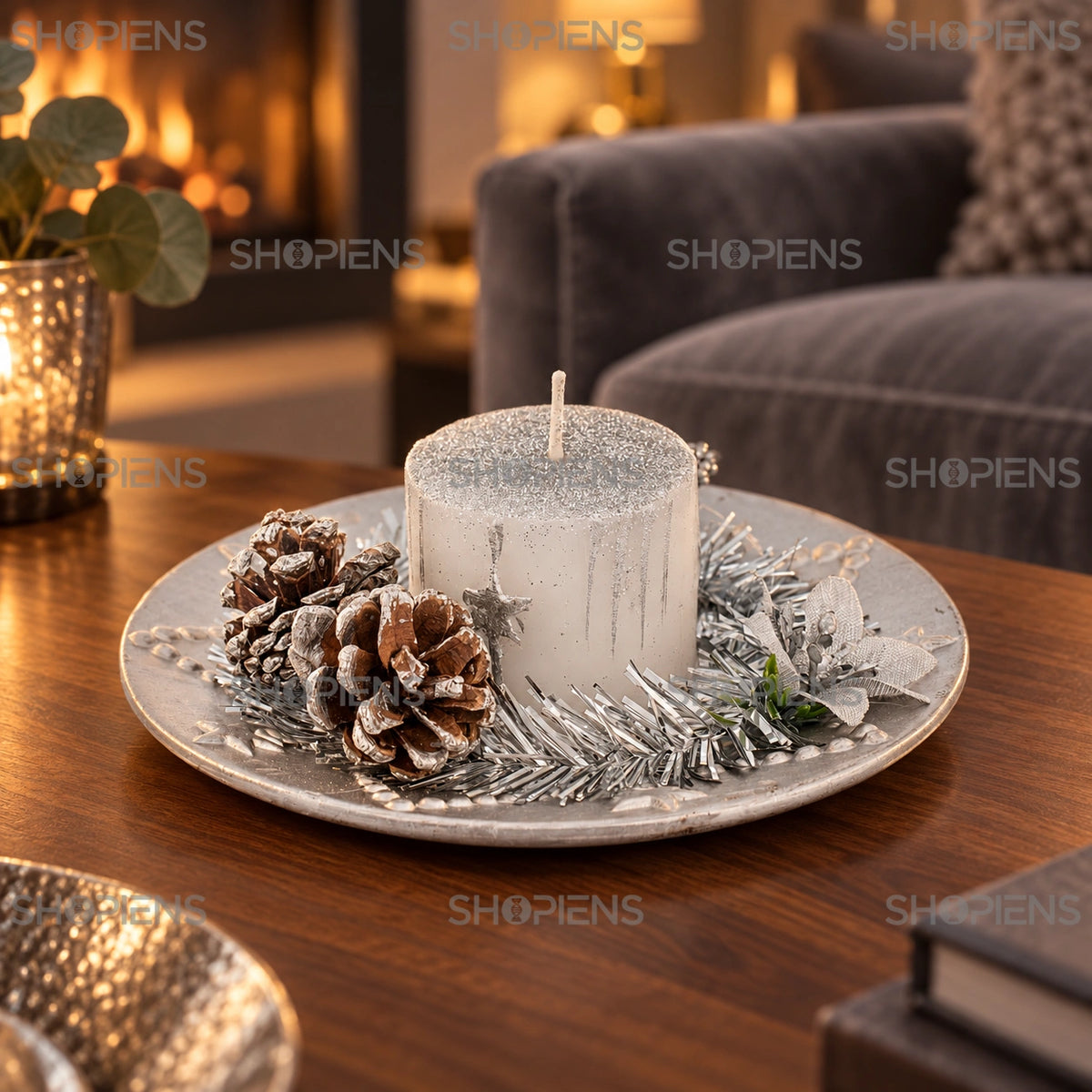 Platou argintiu cu lumânare și conuri, 14 cm – în decor cald de seară | Shopiens®