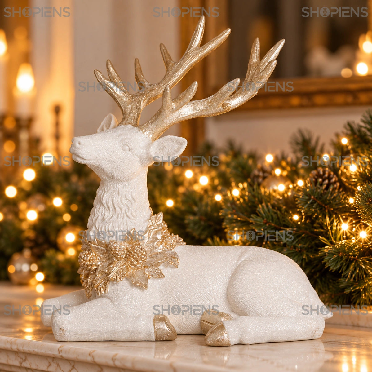 Ren culcat alb cu detalii șampanie, 23 cm pe șemineu, într-un decor de seară cu lumini festive | Shopiens®