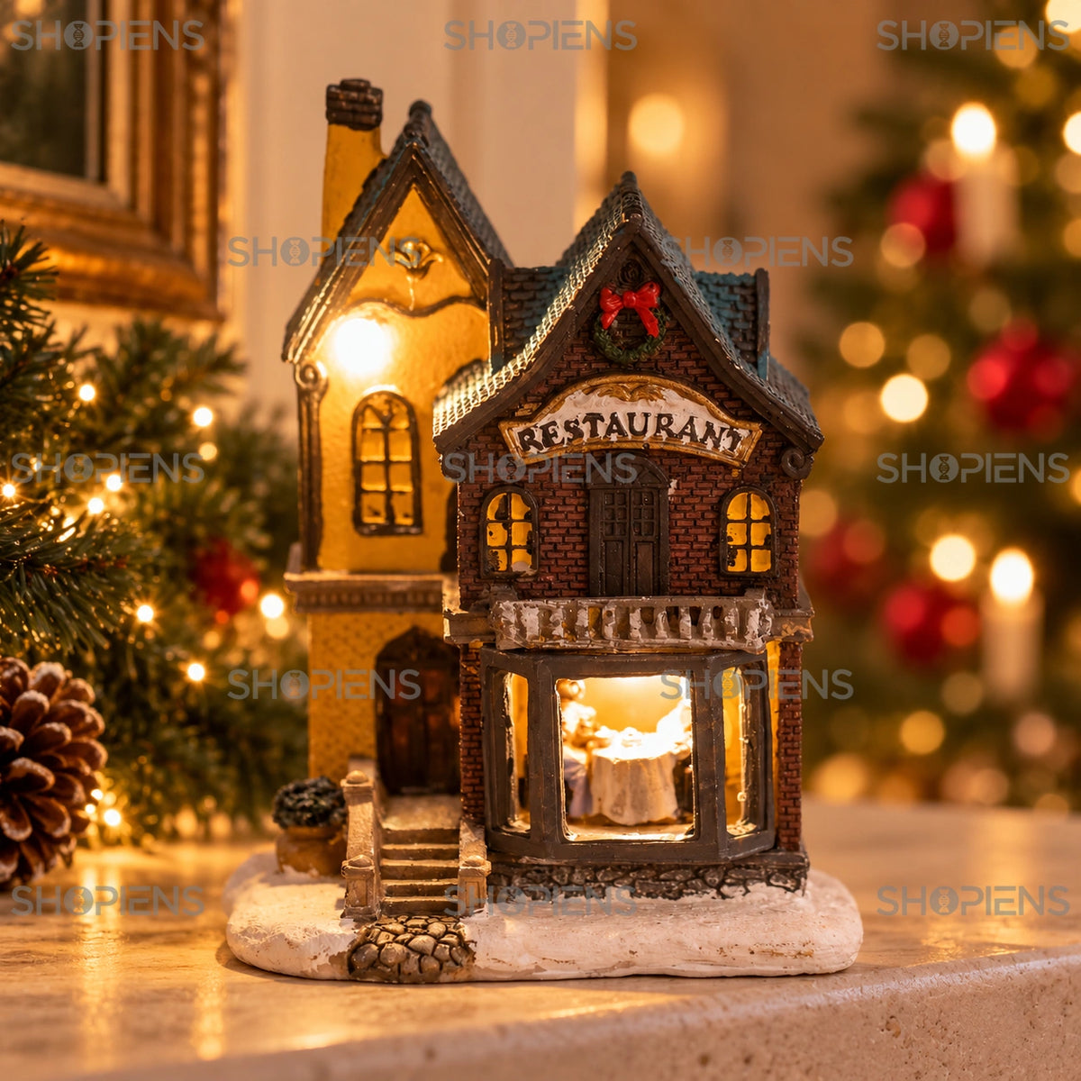 Restaurant miniatural cu masă și lumină LED, 13,5 cm pe șemineu, într-un decor de seară cu lumini de Crăciun | Shopiens®