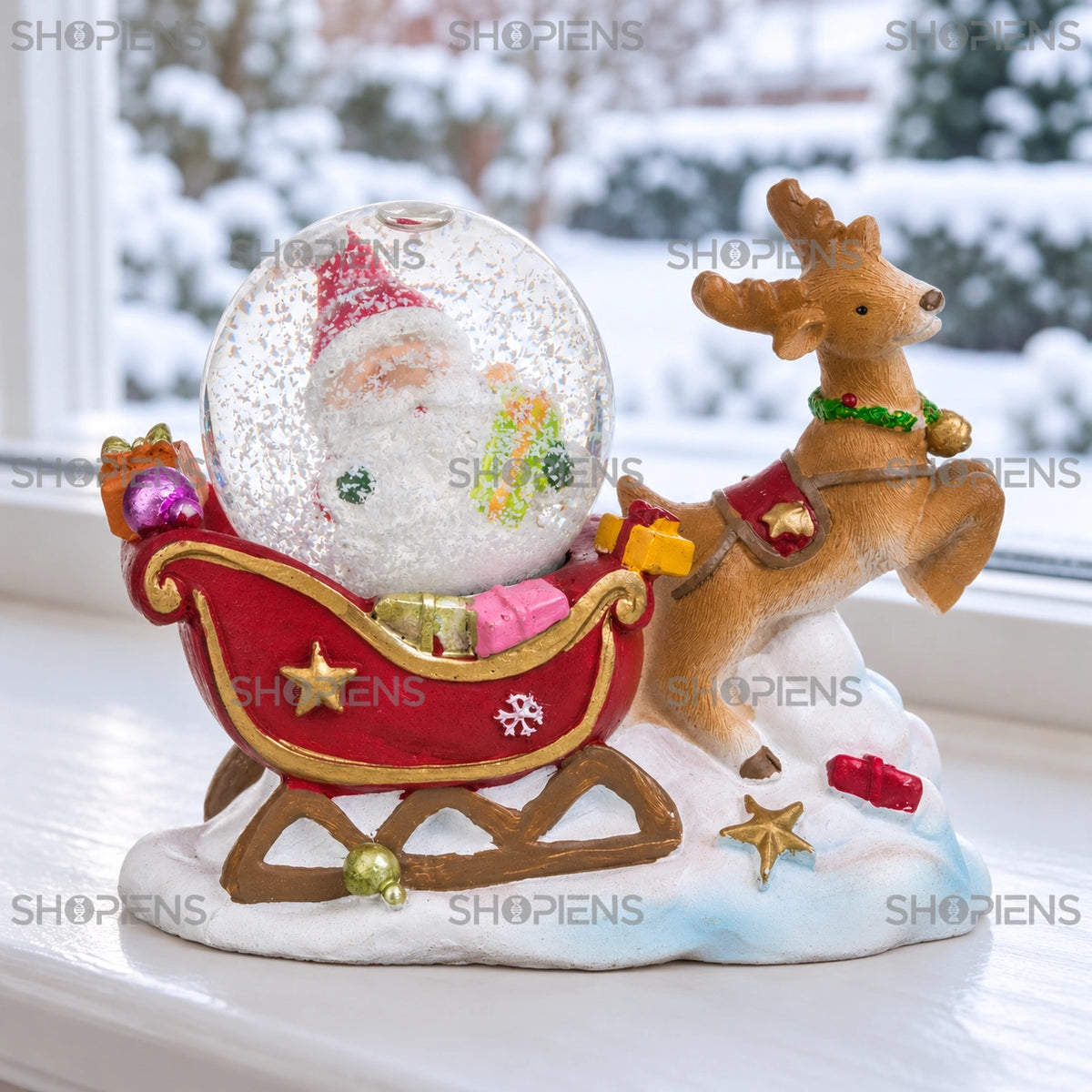 Sanie cu ren și glob cu Moș Crăciun, 10 cm lângă fereastră într-un decor de iarnă | Shopiens®