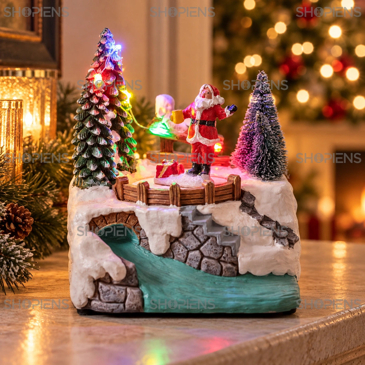 Scenă cu Moș Crăciun rotativ, râu și lumini, 15 cm pe șemineu, într-un decor de seară cu lumini de Crăciun | Shopiens®