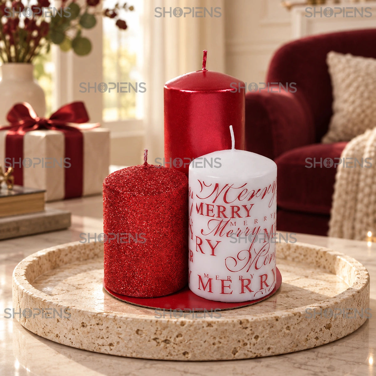 Set de 3 lumânări roșii și albă cu glitter, pe o măsuță în living decorat de sărbători | Shopiens®