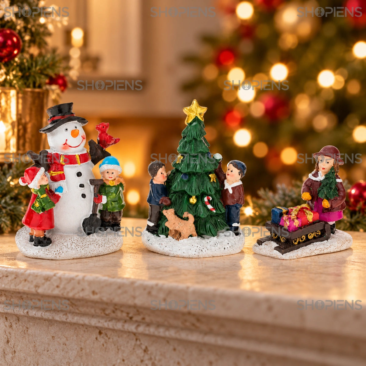 Set de scene cu copii, om de zăpadă și săniuță, 3 piese pe șemineu, într-un decor de seară cu lumini de Crăciun | Shopiens®