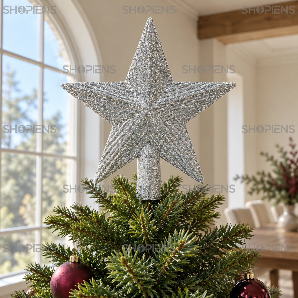 Stea argintie pentru vârful bradului, 22 cm în coroana bradului, lângă fereastră, în lumină de zi | Shopiens®
