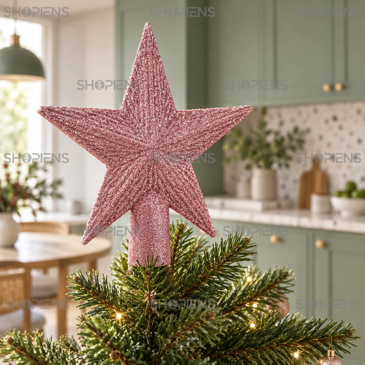 Stea roz cu glitter pentru vârful bradului, 15 cm în vârful bradului, văzută din lateral într-o bucătărie verde | Shopiens®