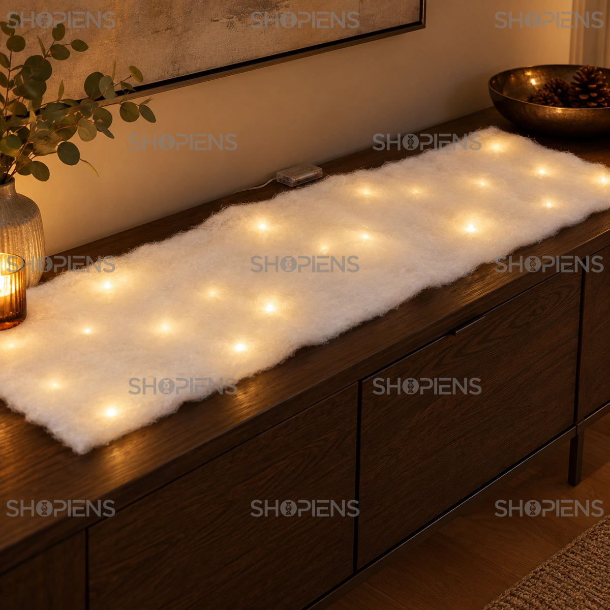 Stofă albă cu LED pentru satul de Crăciun, 150 × 50 cm într-un decor real, cu lumină caldă de seară; decor neinclus | Shopiens®
