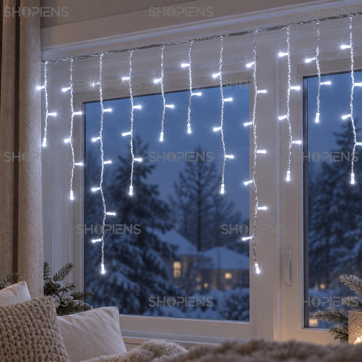 Perdea cu 100 LED-uri alb rece și cablu transparent, la o fereastră de dormitor | Shopiens®