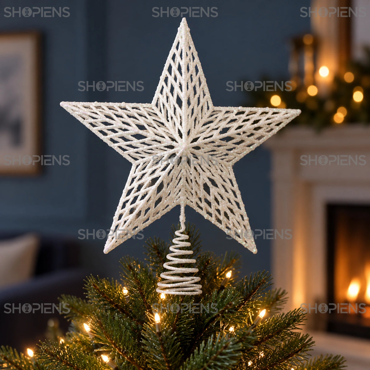 Vârf de brad stea 3D albă irizată cu model, 33 cm în vârful bradului, într-un decor de seară cu lumini calde | Shopiens®