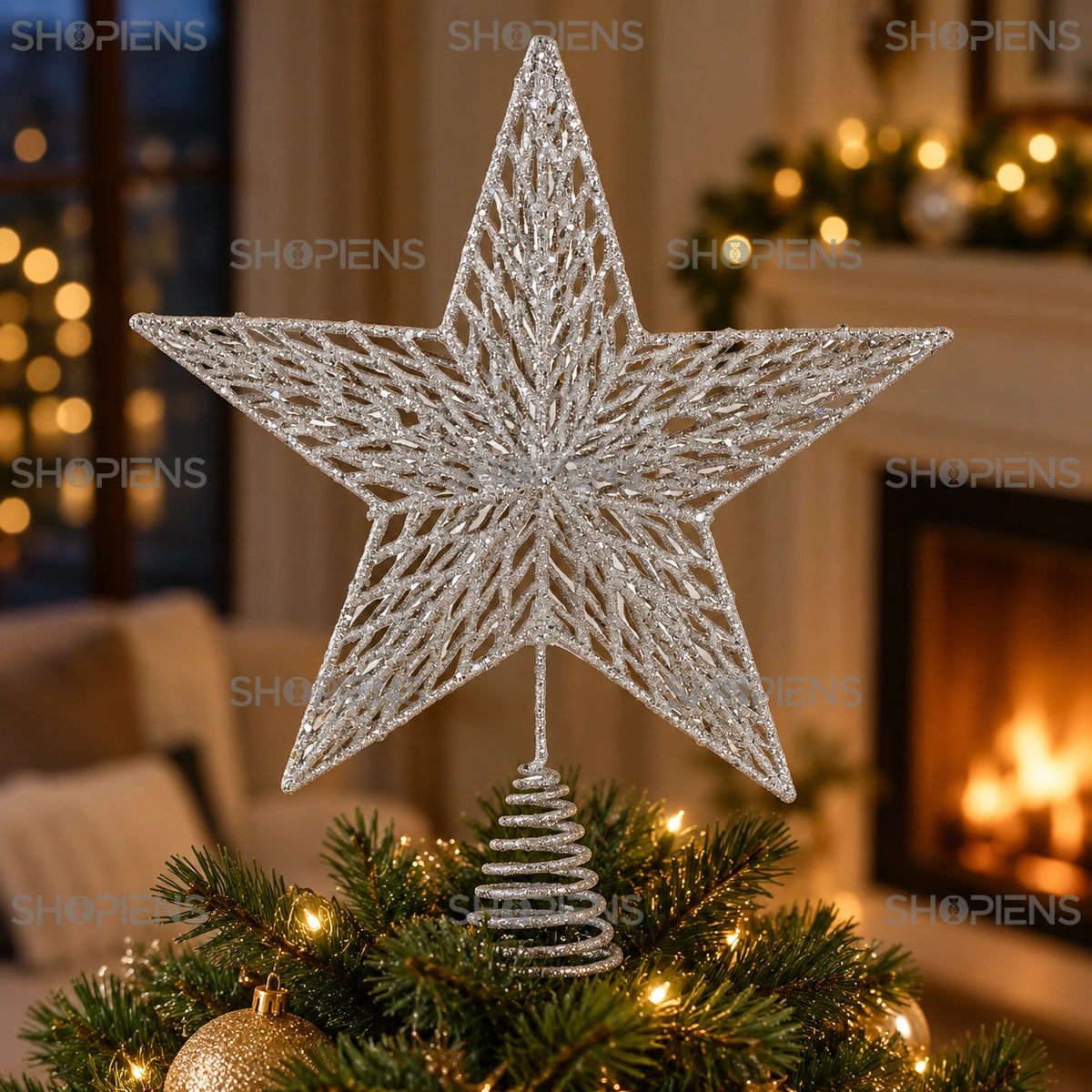 Vârf pentru brad stea 3D argintie cu model, 33 cm în vârful bradului, într-un decor de seară cu lumini calde | Shopiens®