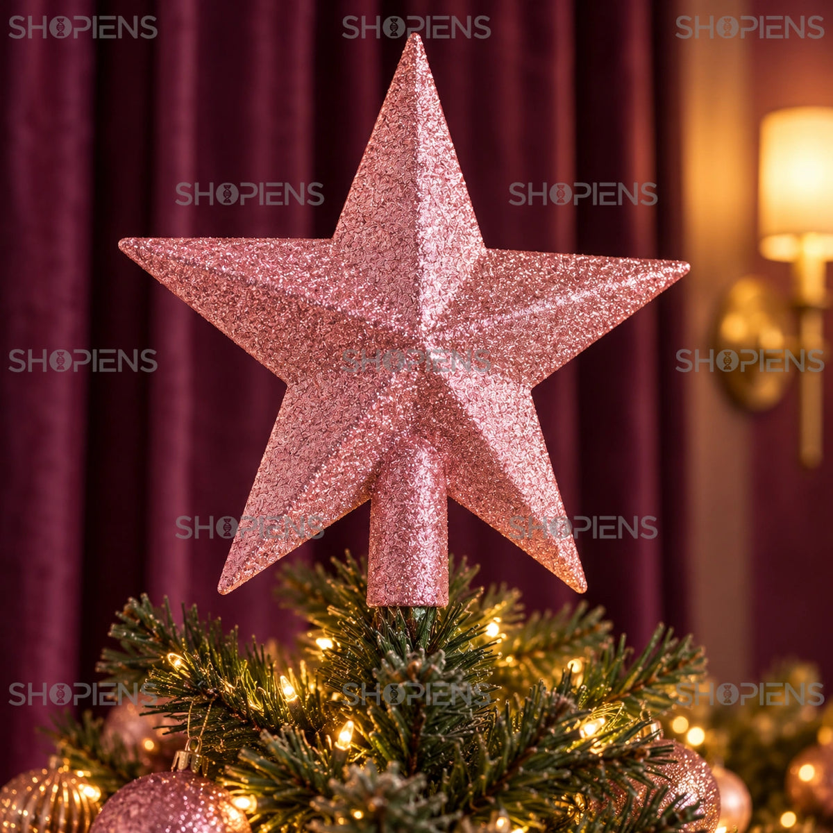 Vârf pentru brad stea 3D roz cu glitter, 20 cm în vârful bradului, într-un cadru apropiat cu perdele mov în fundal | Shopiens®