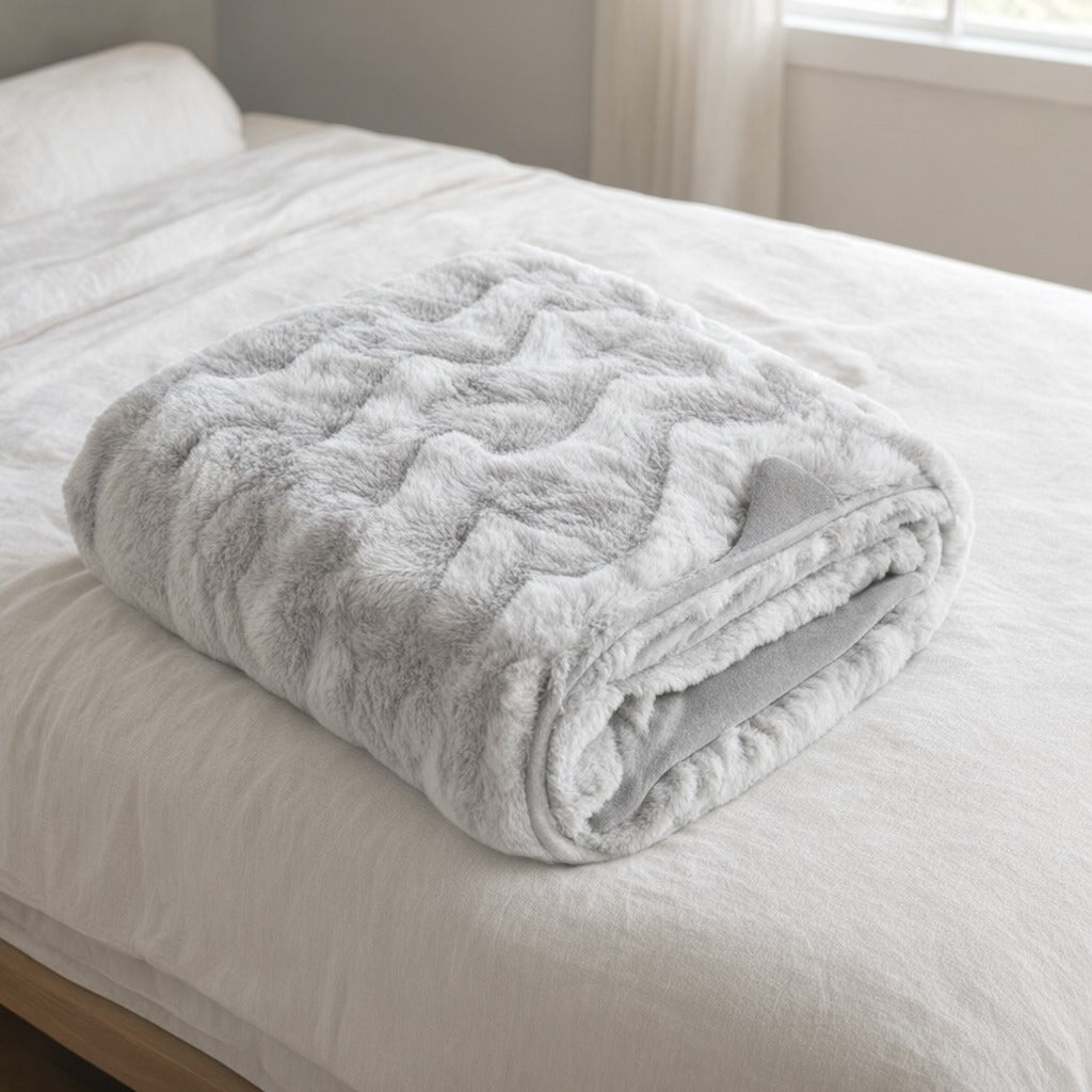Pătură cuvertură pentru fotoliu din blană artificială alb gri cu model în relief 160x130 cm