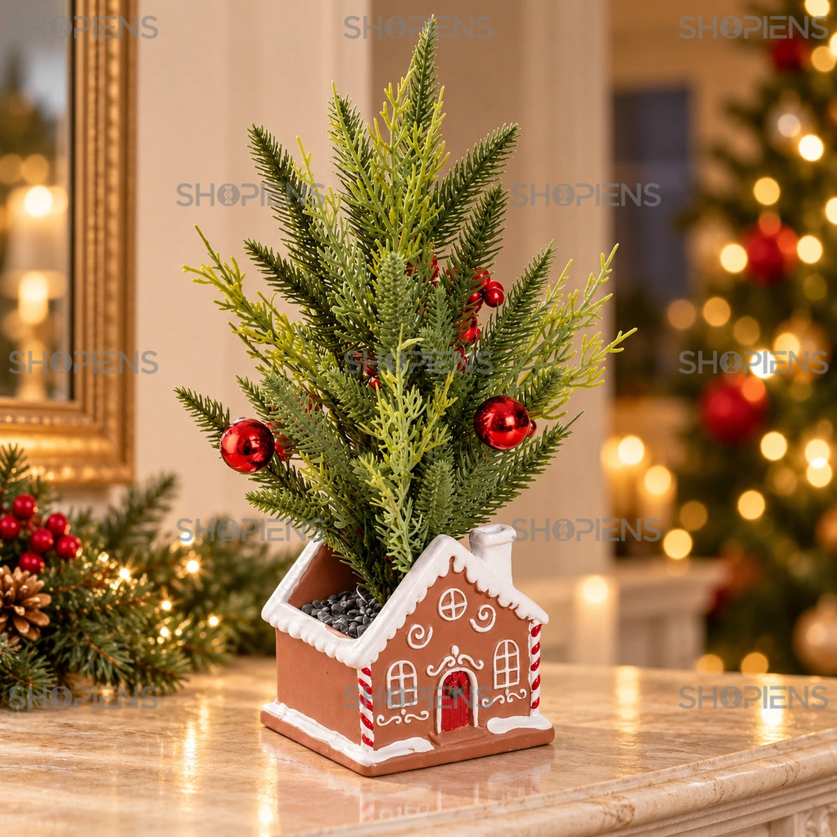 Aranjament cu brad în căsuță de turtă dulce, 30 cm pe șemineu, într-un decor de seară cu lumini de Crăciun | Shopiens®