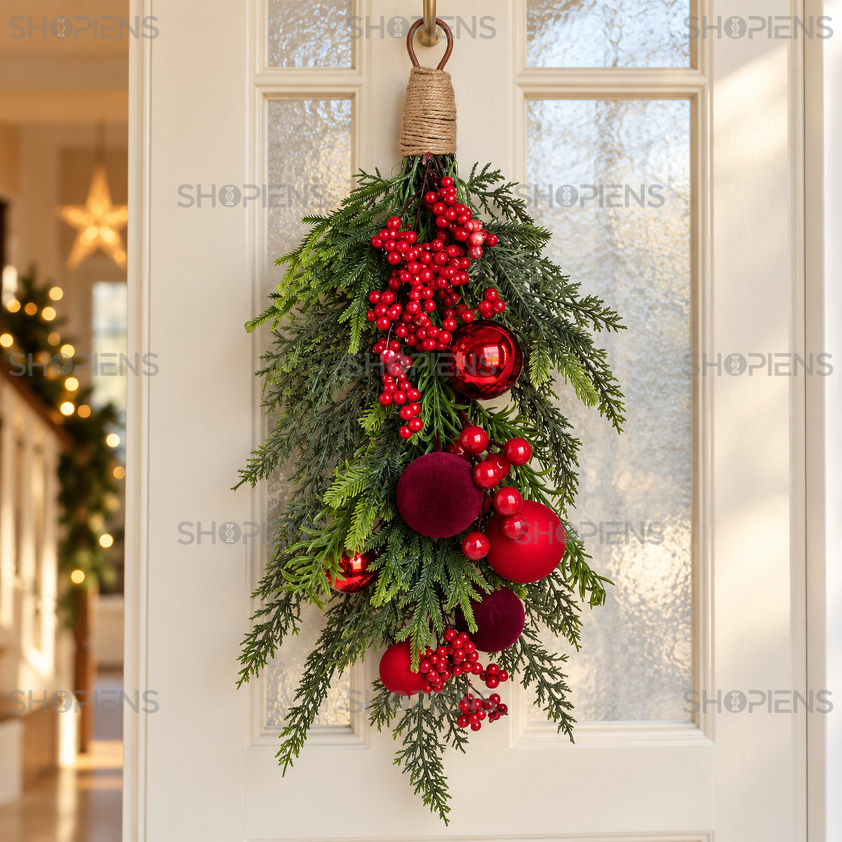 Aranjament cu globuri roșii și fructe decorative, 60 cm, agățat pe ușă albă cu sticlă mată, decor neinclus | Shopiens®