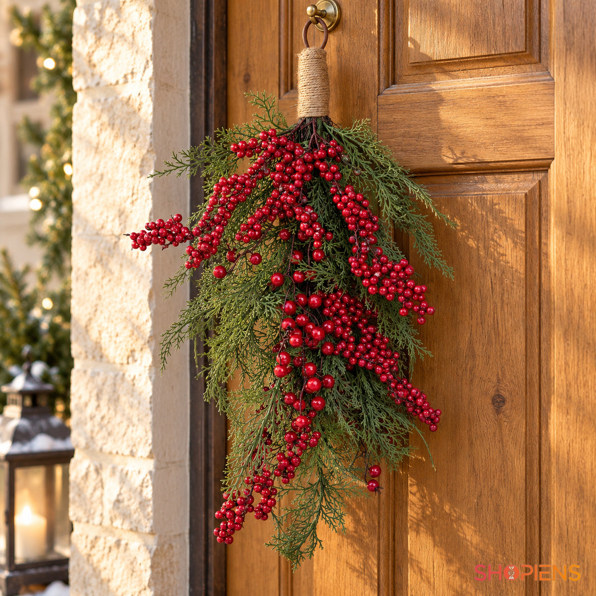 Aranjament de Crăciun cu ramuri și fructe roșii, 60 cm, suspendat pe ușă rustică din lemn, decor neinclus | Shopiens®
