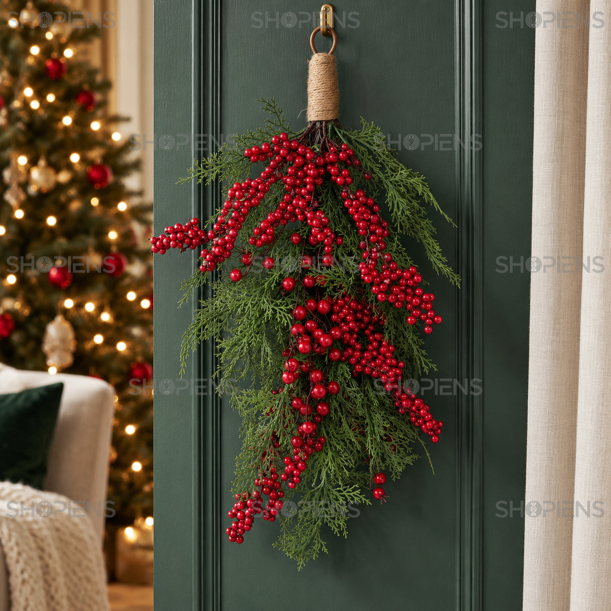 Aranjament de Crăciun cu ramuri și fructe roșii, 60 cm, agățat pe perete verde în decor de Crăciun, decor neinclus | Shopiens®