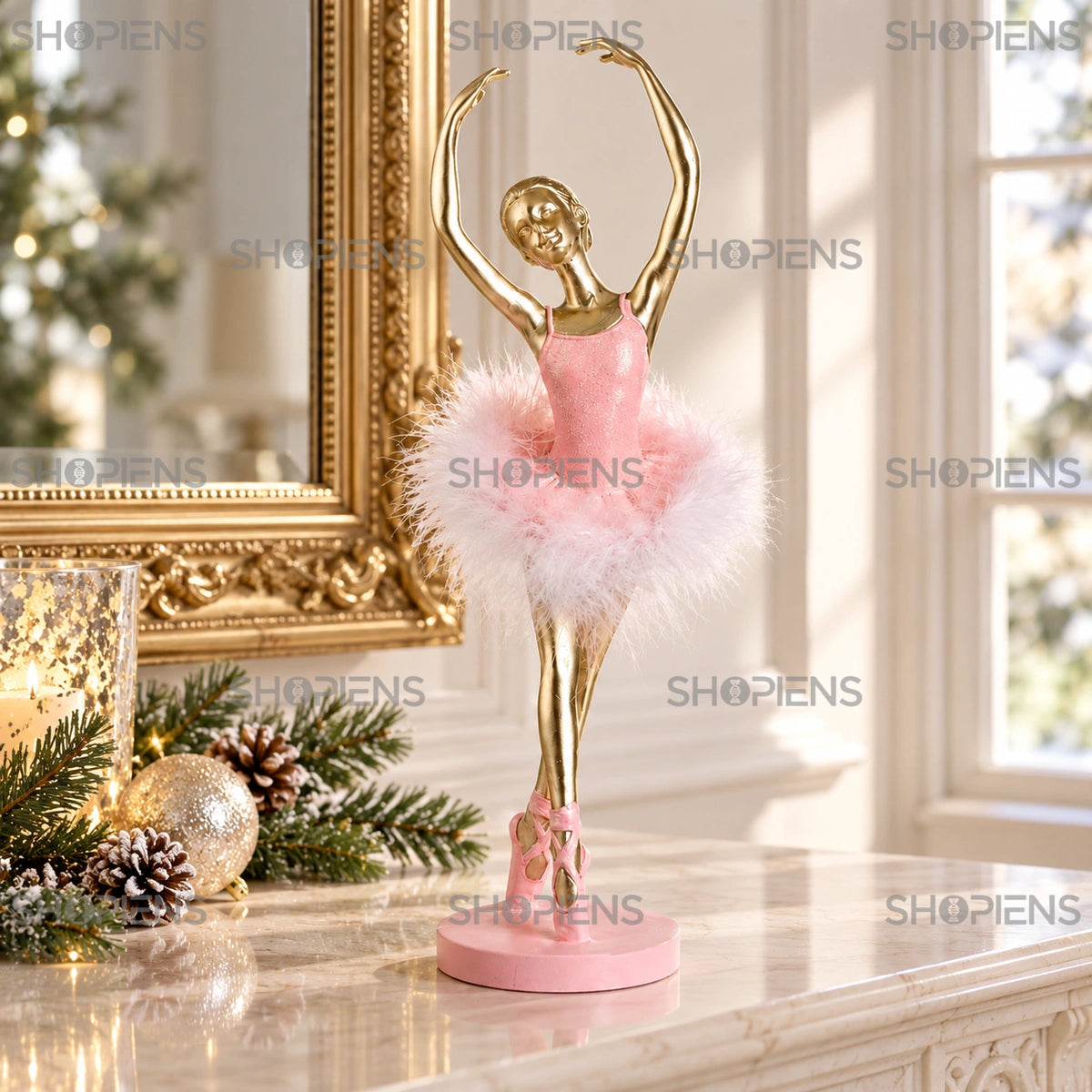 Balerină decorativă cu pene roz pe suport, 24 cm pe un șemineu din marmură lângă o oglindă aurie | Shopiens®