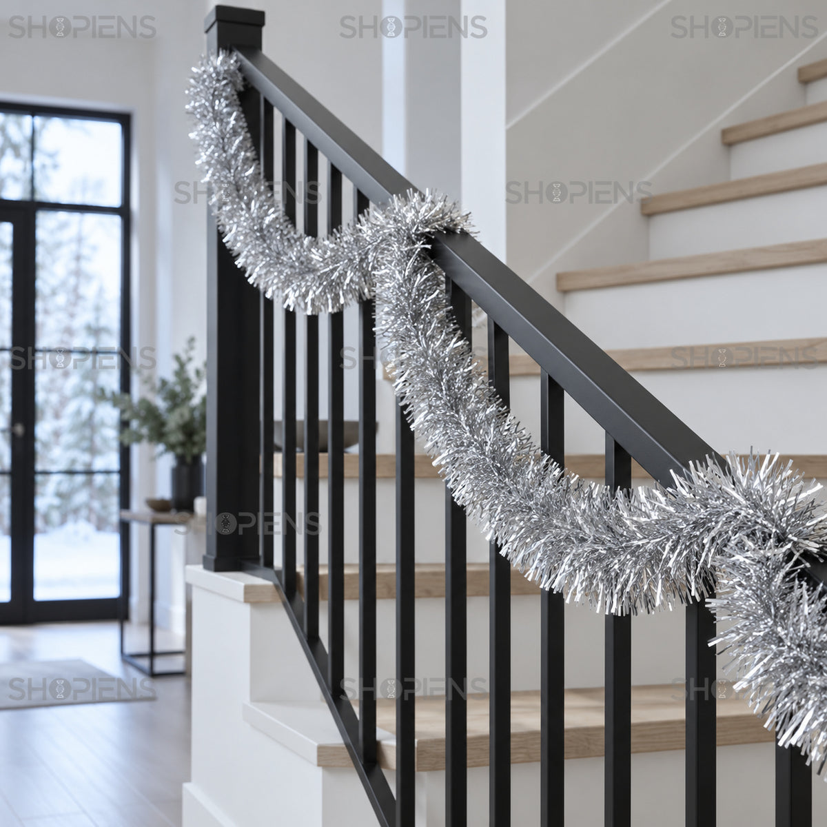 Beteală argintie tinsel, 3 m x 7 cm, în decor interior festiv, decor neinclus | Shopiens®