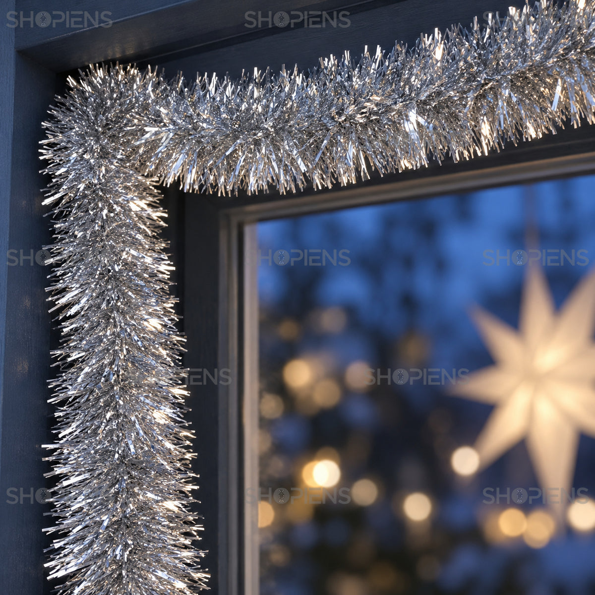 Beteală argintie tinsel, 3 m x 7 cm, detaliu al texturii și finisajului, decor neinclus | Shopiens®
