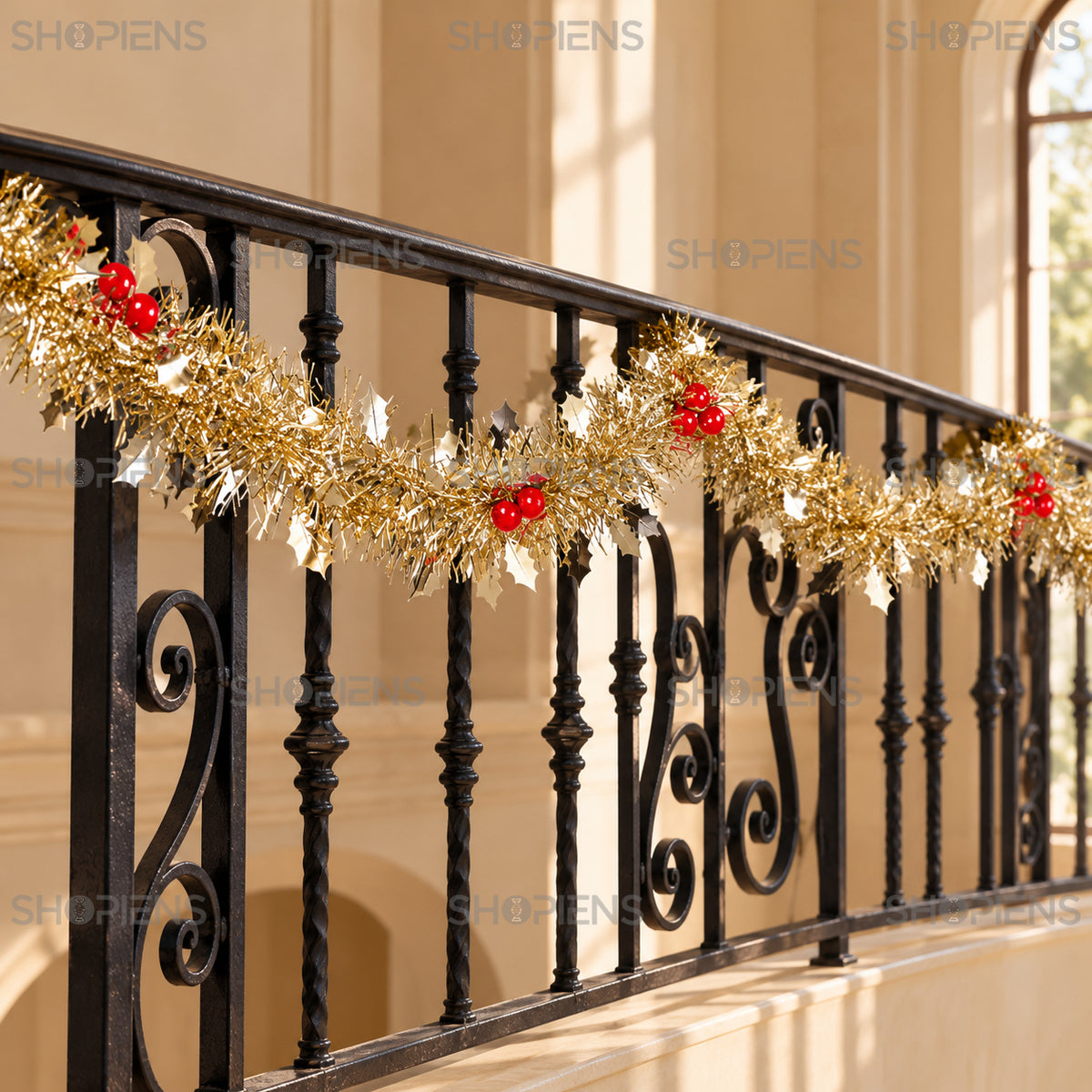 Beteală bej cu frunze și pomușoare roșii, 3 m x 10 cm, în decor interior festiv, decor neinclus | Shopiens®