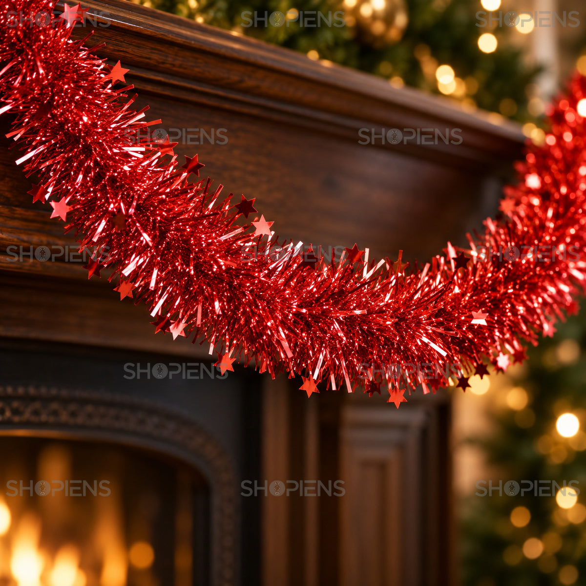 Beteală roșie tinsel cu steluțe, 3 m x 6 cm, detaliu al texturii și finisajului, decor neinclus | Shopiens®