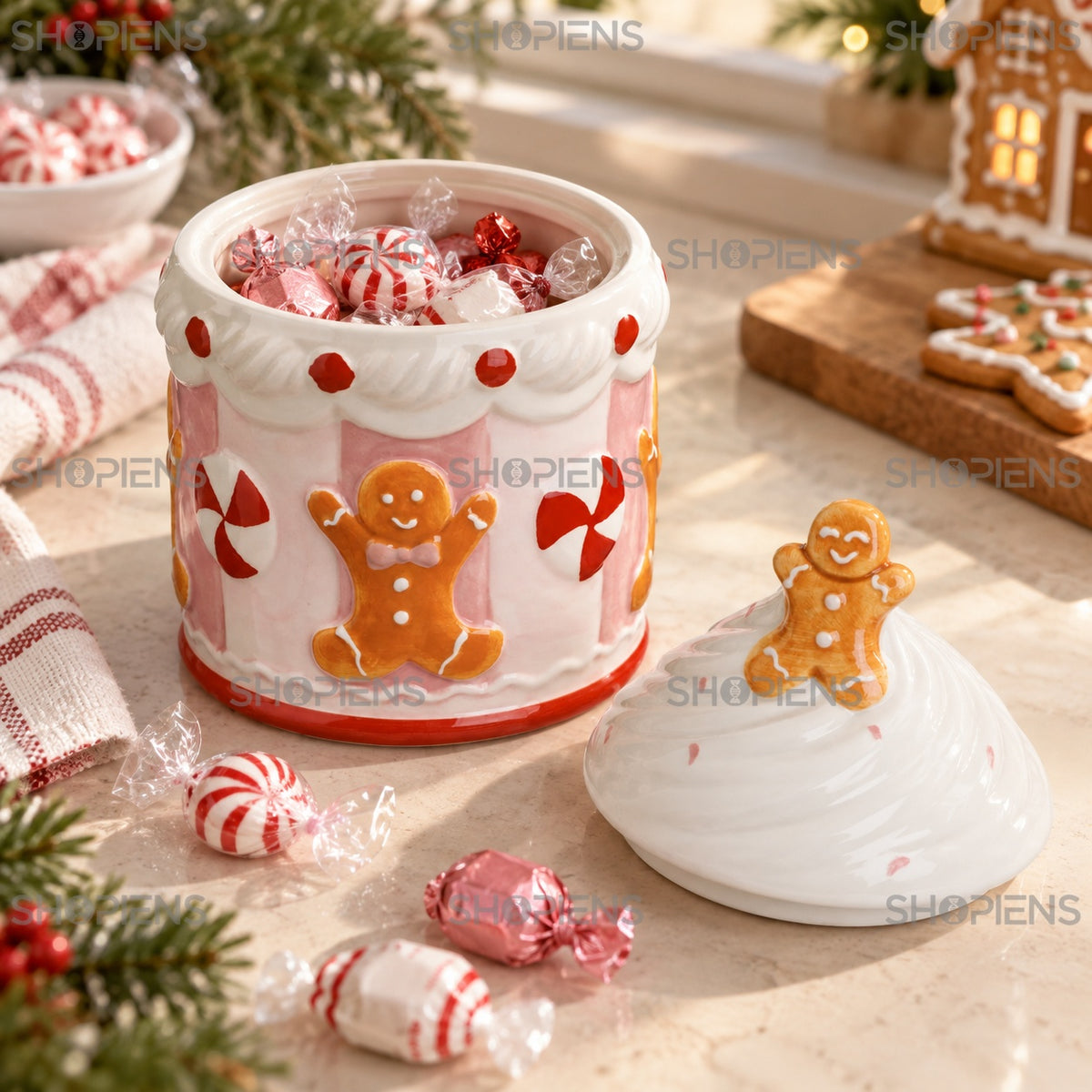 Borcan ceramic brioșă cu om de turtă dulce cu capacul deschis și dulciuri în interior