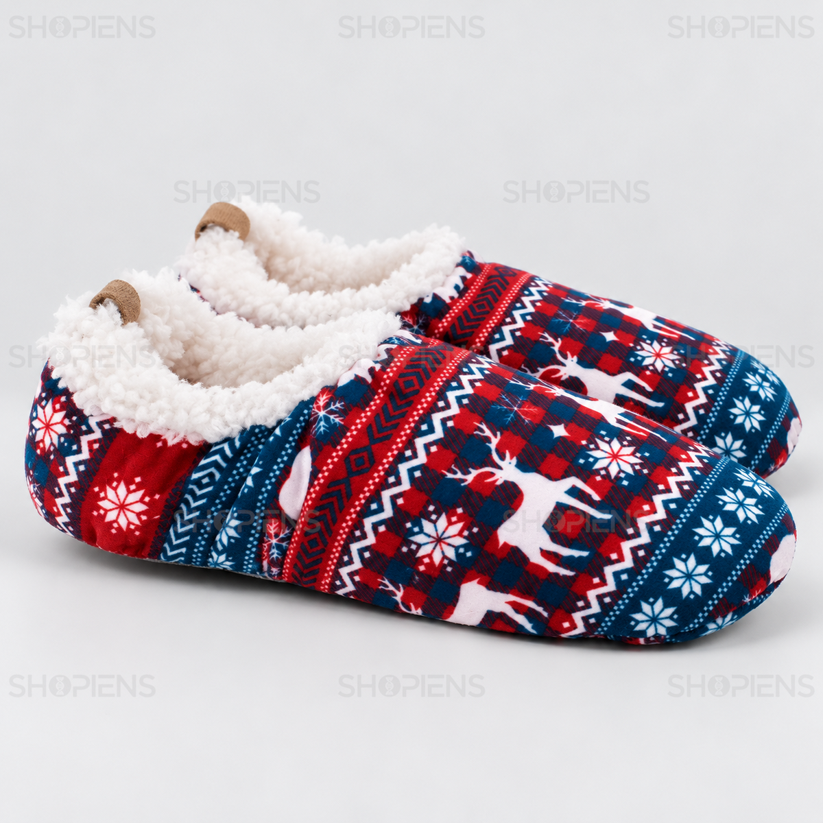Botoși roșii în carouri cu reni și căptușeală sherpa, vedere din profil dreapta pe fundal gri deschis | Shopiens®