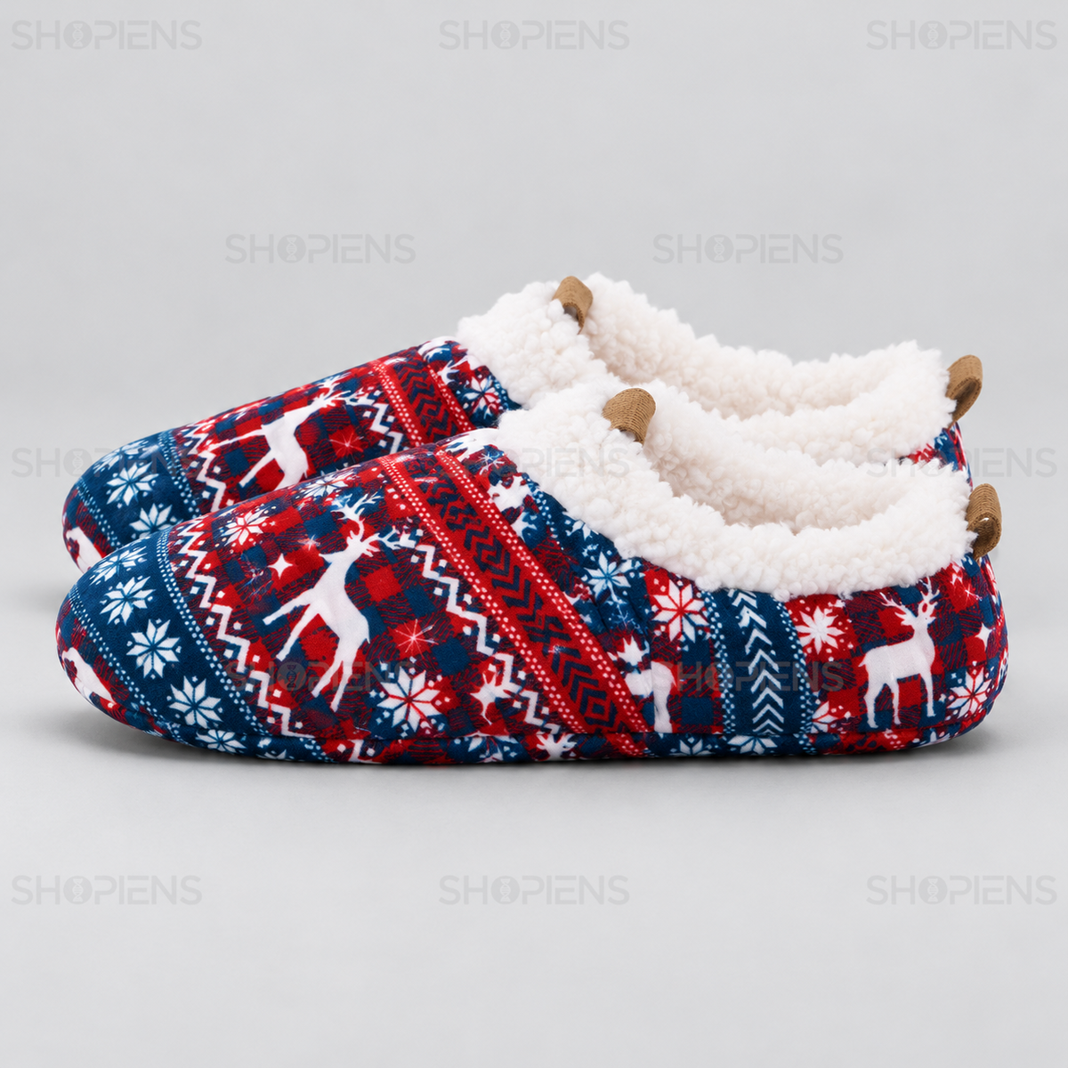 Botoși roșii în carouri cu reni și căptușeală sherpa, vedere din profil stânga pe fundal gri deschis | Shopiens®