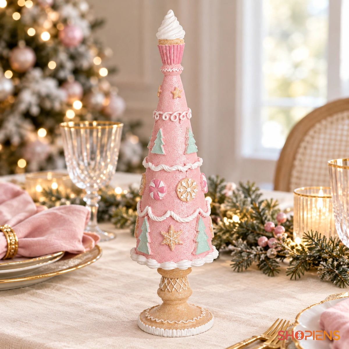 Brad candy roz cu fulgi și dulciuri, 33 cm pe o masă festivă, în lumină naturală | Shopiens®