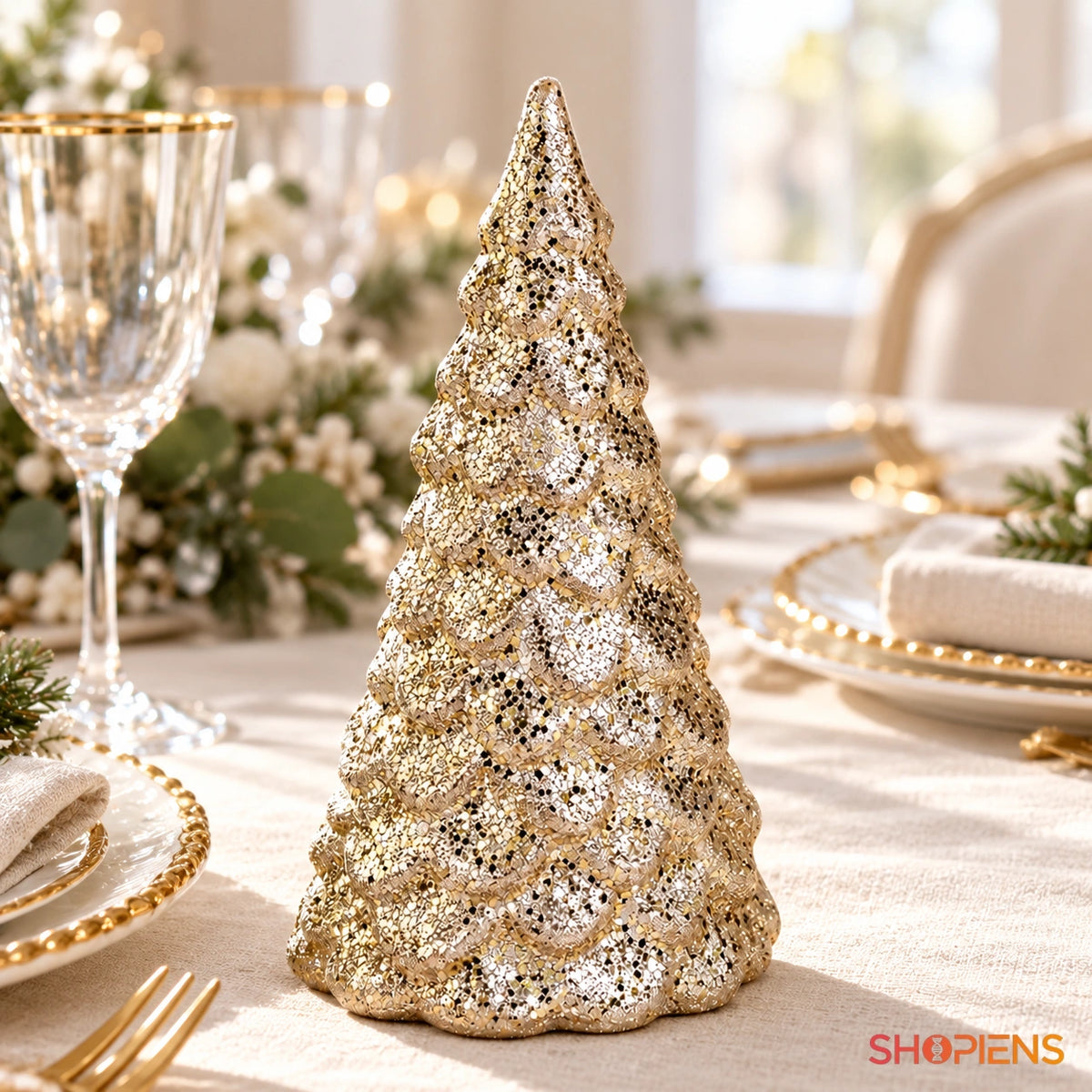 Brad decorativ șampanie cu glitter, 20 cm pe masa de Crăciun, în lumină naturală | Shopiens®