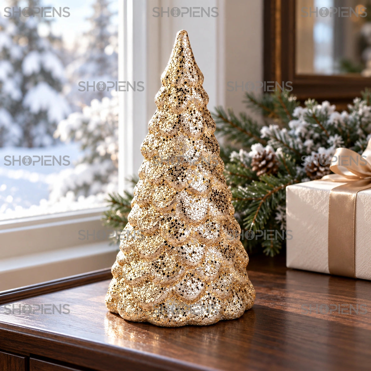 Brad decorativ șampanie cu glitter, 20 cm pe o consolă lângă fereastră, într-un decor de iarnă | Shopiens®